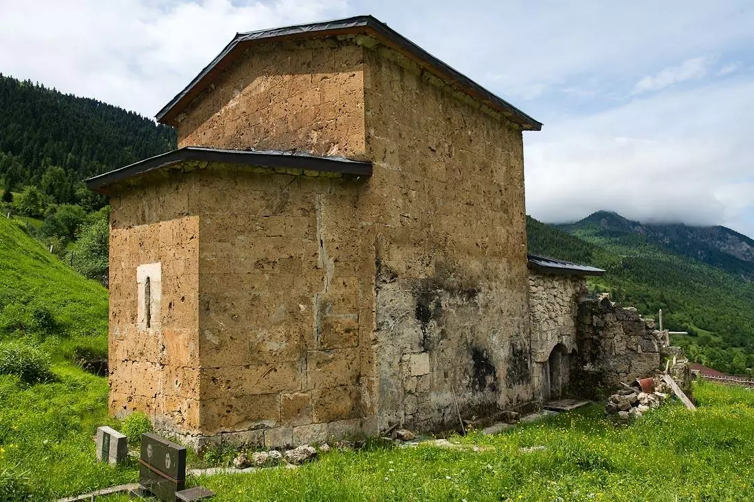 Здания из туфа в мире- Церковь Христа, Деревня Чвабиани, XI век