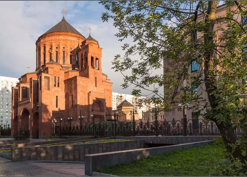 Здания из туфа в Москве- Духовный центр армян России