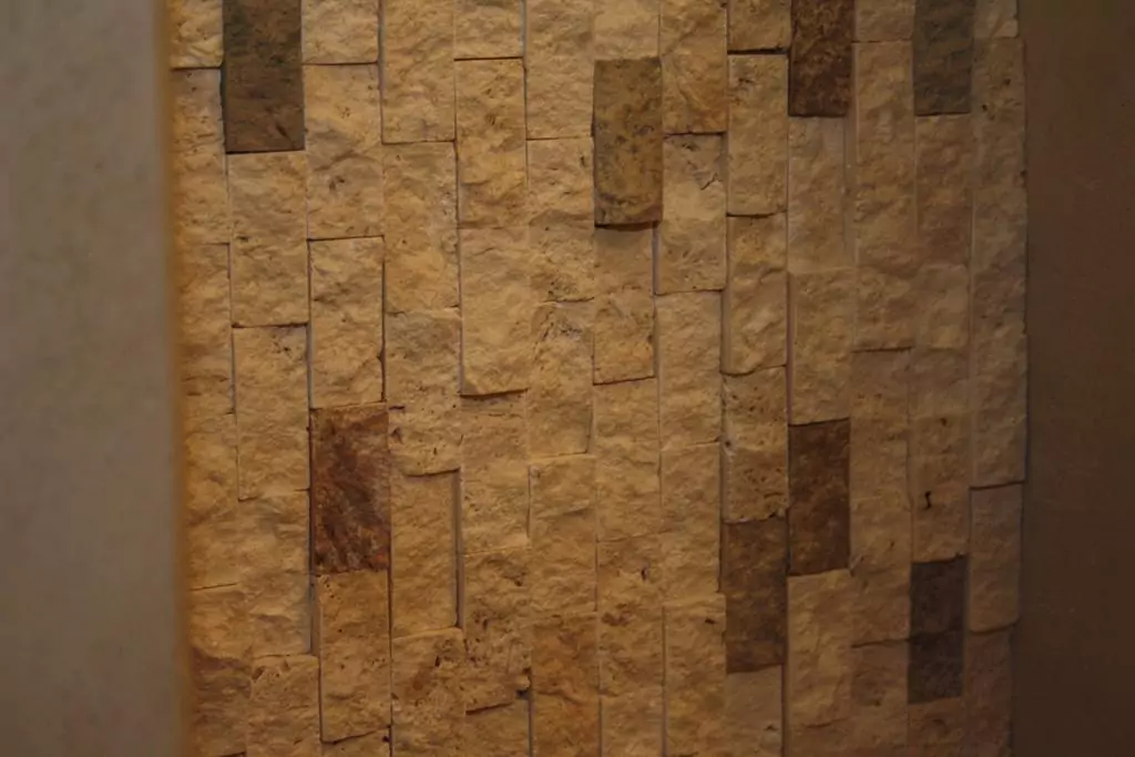 Мозаичные работы- Стена отделана природным камнем